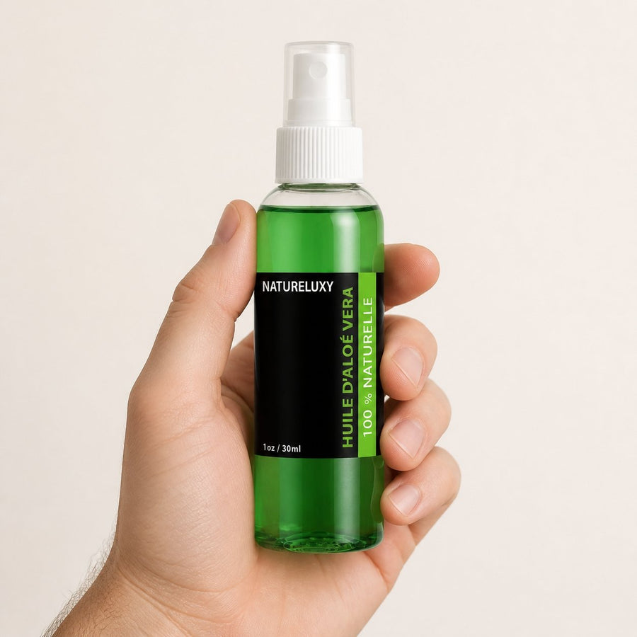 Pack Huile de Jojoba 30mL Spray + Huile d'Aloé Vera 30mL Spray – taille et contenance réelles du produit en main