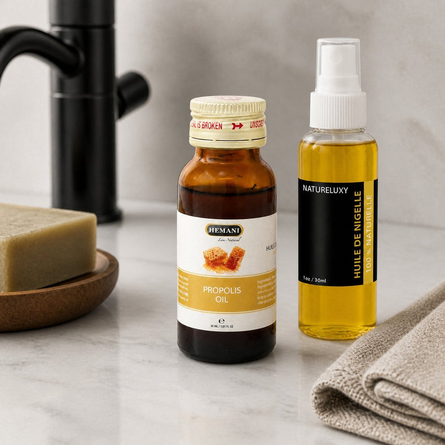 Pack Huile de Nigelle 30mL Spay + Huile de Propolis 30mL Hemani – présentation du produit dans une salle de bain lumineuse et naturelle
