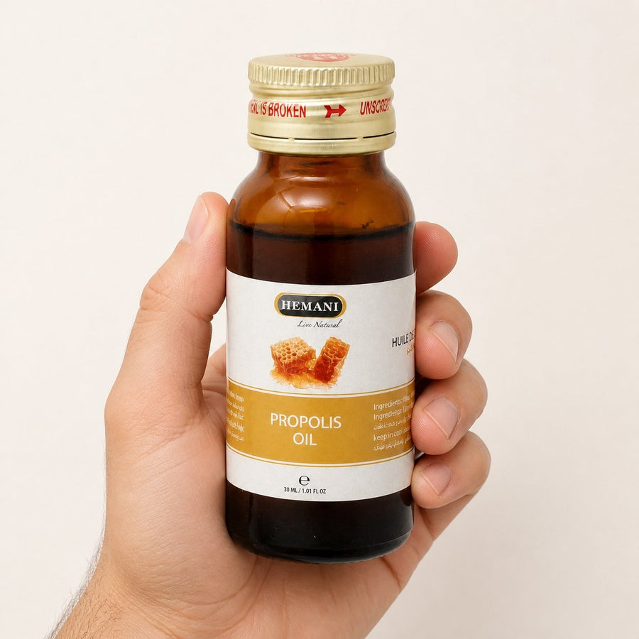 Pack Huile de Nigelle 30mL Spay + Huile de Propolis 30mL Hemani – taille et contenance réelles du produit en main