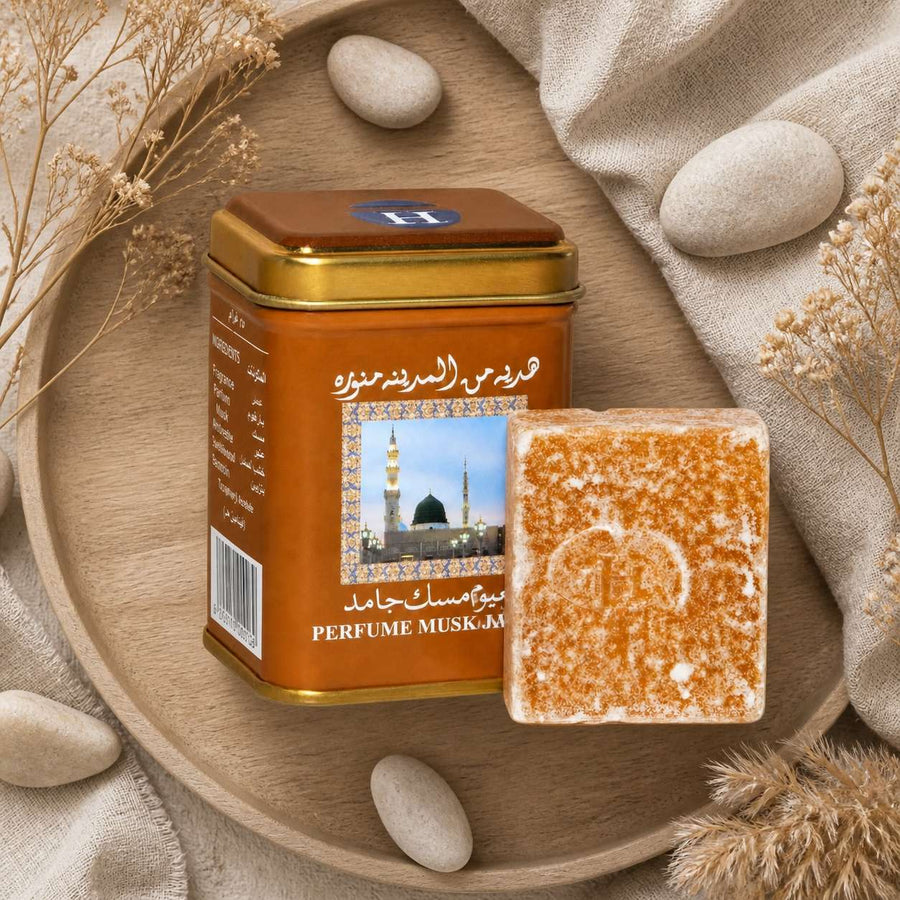 Parfum solide Musc Jamid Hemani 25 g – composition flat lay avec éléments naturels, vue du dessus
