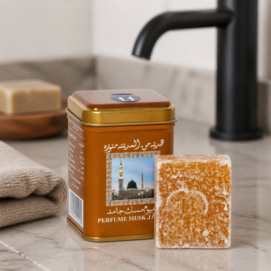 Parfum solide Musc Jamid Hemani 25 g – présentation du produit dans une salle de bain lumineuse et naturelle