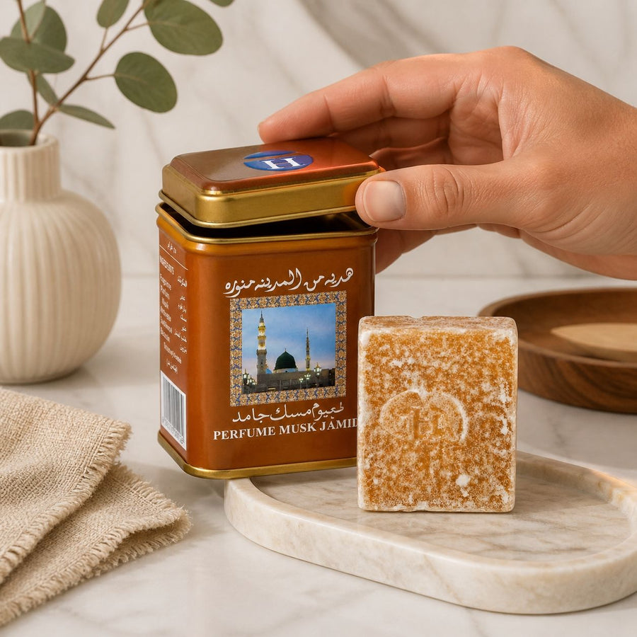 Parfum solide Musc Jamid Hemani 25 g – application en situation réelle, geste de soin quotidien