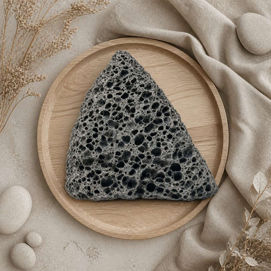 Pierre Volcanique de Gommage - Soin des Pieds – composition flat lay avec éléments naturels, vue du dessus