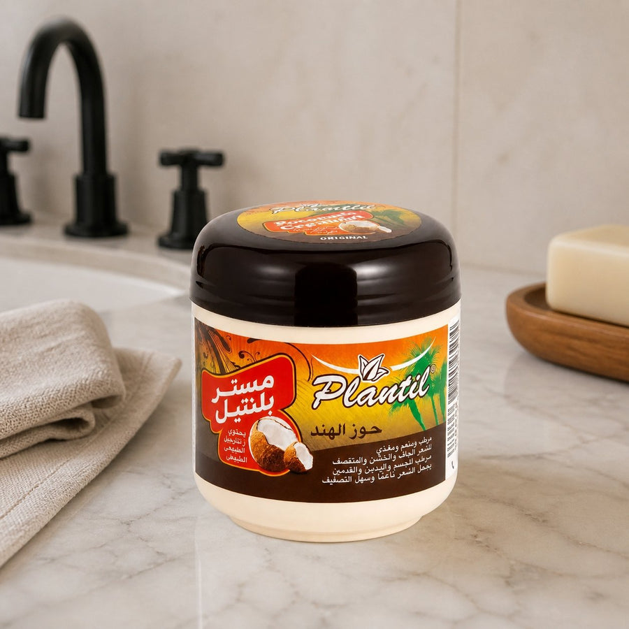 Plantil Pommade Capillaire Huile de Coco - Démêle et fait Briller les Cheveux – présentation du produit dans une salle de bain lumineuse et naturelle