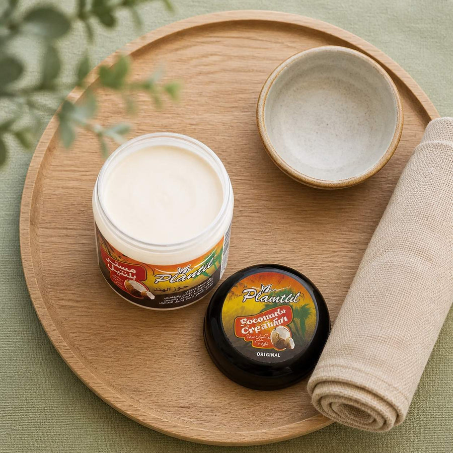 Plantil Pommade Capillaire Huile de Coco - Démêle et fait Briller les Cheveux – rituel d'utilisation vu du dessus, ambiance naturelle zen
