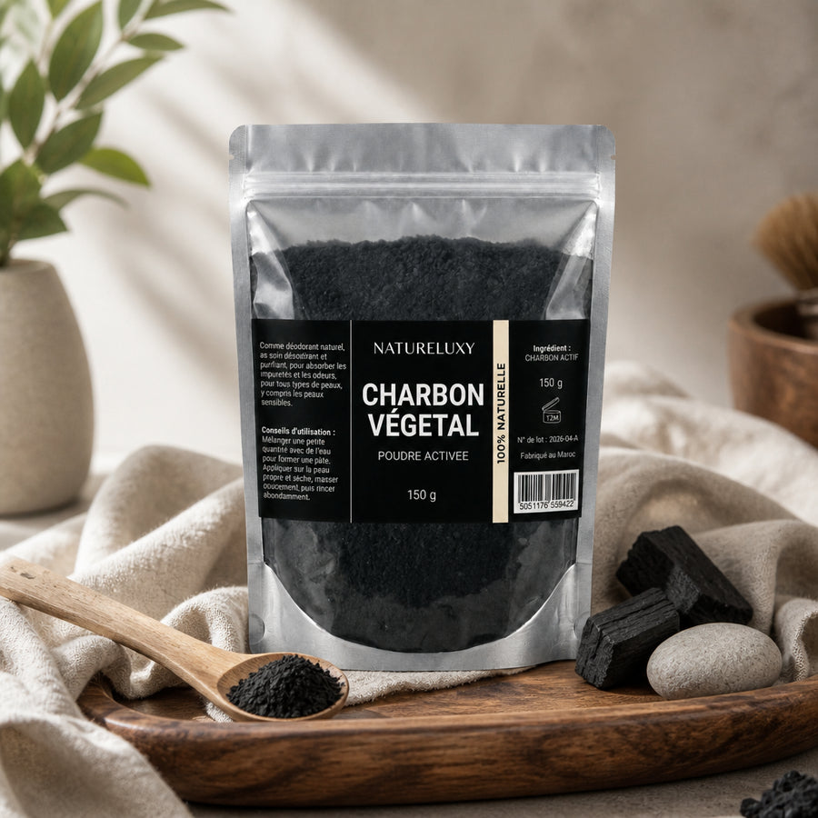Poudre de Charbon 150gr Dent Blanche Natureluxy Blanchiment des Dents Naturel - ambiance lifestyle éditoriale plateau noyer et lin, packaging d'origine