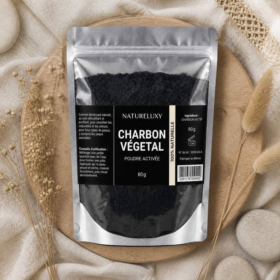 Poudre de Charbon 80gr Dent Blanche Natureluxy Blanchiment des Dents Naturel – composition flat lay avec éléments naturels, vue du dessus