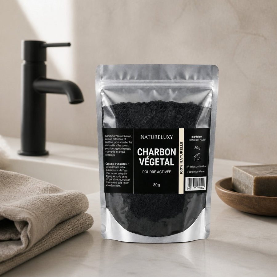 Poudre de Charbon 80gr Dent Blanche Natureluxy Blanchiment des Dents Naturel – présentation du produit dans une salle de bain lumineuse et naturelle