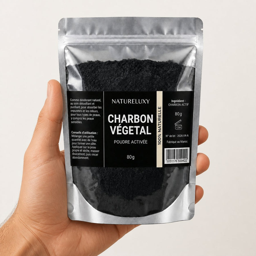 Poudre de Charbon 80gr Dent Blanche Natureluxy Blanchiment des Dents Naturel – taille et contenance réelles du produit en main