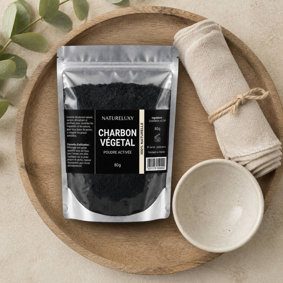 Poudre de Charbon 80gr Dent Blanche Natureluxy Blanchiment des Dents Naturel – rituel d'utilisation vu du dessus, ambiance naturelle zen