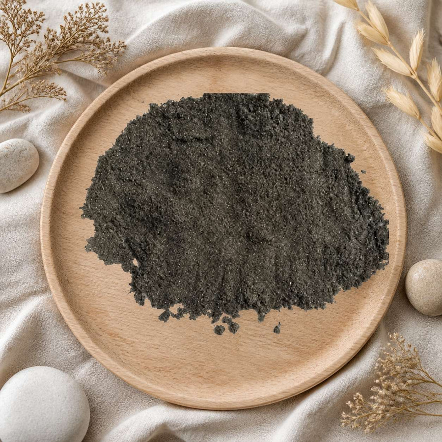 Poudre de Graines de Nigelle 50g – 100% Naturelle (Habba Sawda / Kalonji) – composition flat lay avec éléments naturels, vue du dessus