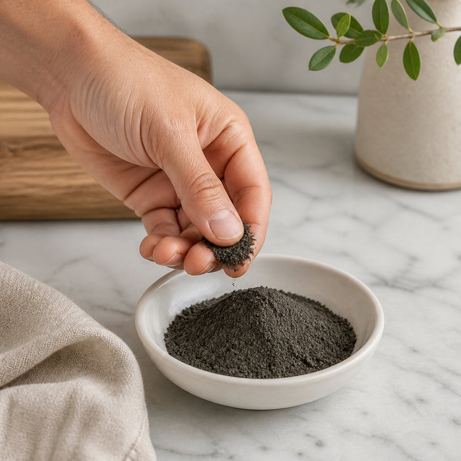 Poudre de Graines de Nigelle 50g – 100% Naturelle (Habba Sawda / Kalonji) – application en situation réelle, geste de soin quotidien