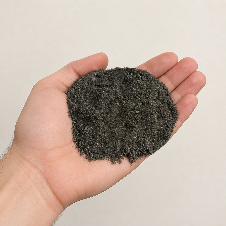 Poudre de Graines de Nigelle 50g – 100% Naturelle (Habba Sawda / Kalonji) – taille et contenance réelles du produit en main