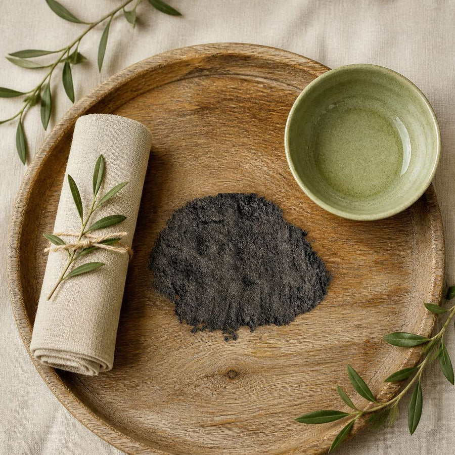 Poudre de Graines de Nigelle 50g – 100% Naturelle (Habba Sawda / Kalonji) – rituel d'utilisation vu du dessus, ambiance naturelle zen