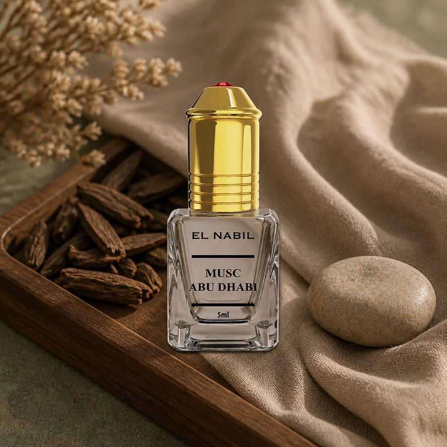 2X Musc Abu Dhabi avec applicateur Roll-On - 5mL - ambiance lifestyle éditoriale plateau noyer et lin, packaging d'origine