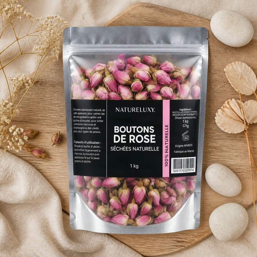 Rose Bourgeons Pétales de Rose Séchés Brute 1kg – composition flat lay avec éléments naturels, vue du dessus