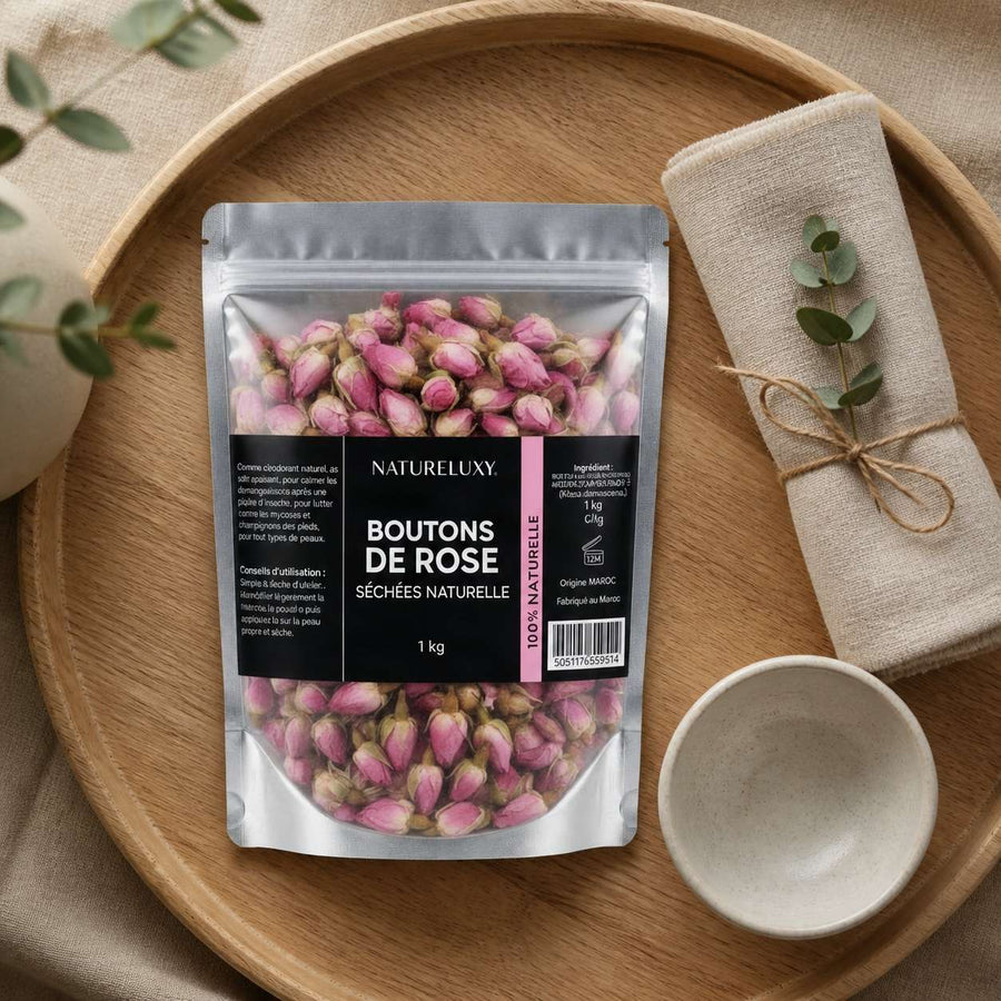 Rose Bourgeons Pétales de Rose Séchés Brute 1kg – rituel d'utilisation vu du dessus, ambiance naturelle zen
