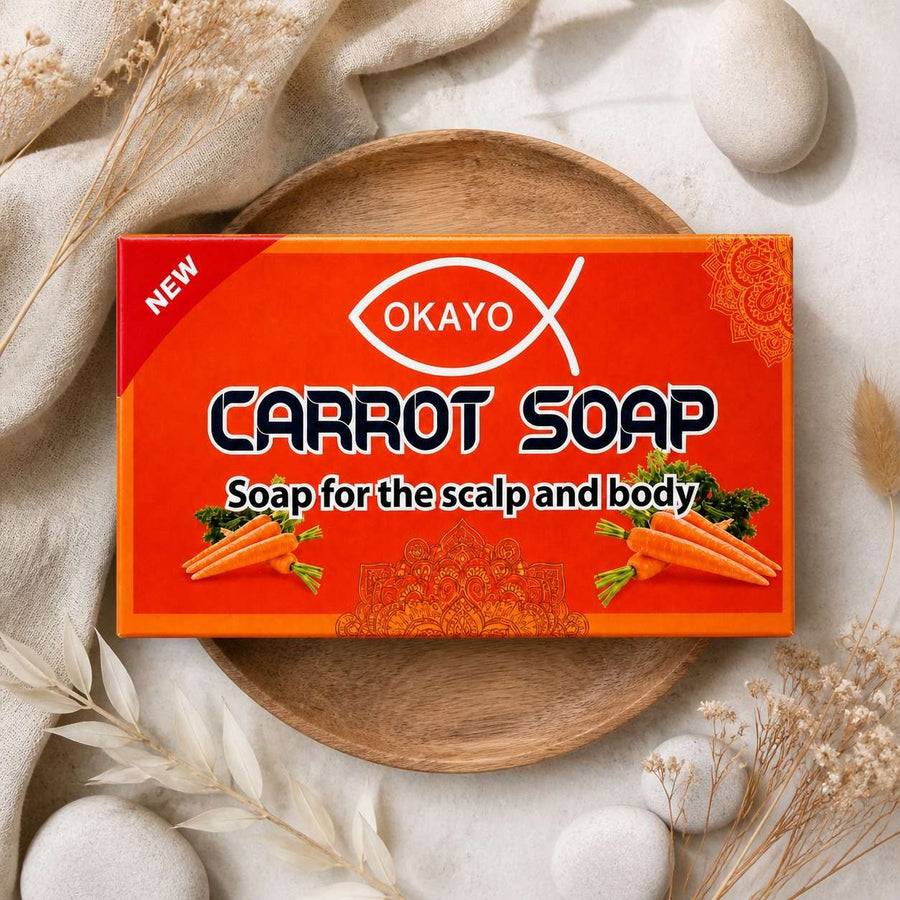 Savon à la Carotte Teint Clair Agit sur l'acné - Okayo – composition flat lay avec éléments naturels, vue du dessus