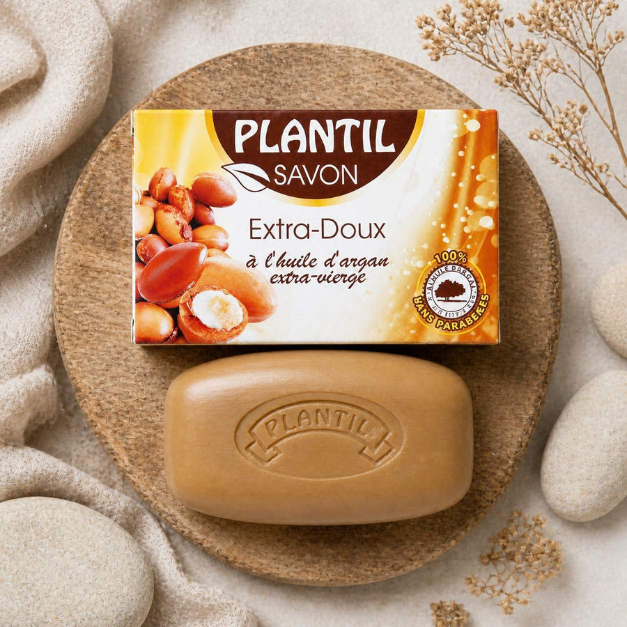 Savon à l’Argan Extra-Doux Plantil 80 g – composition flat lay avec éléments naturels, vue du dessus