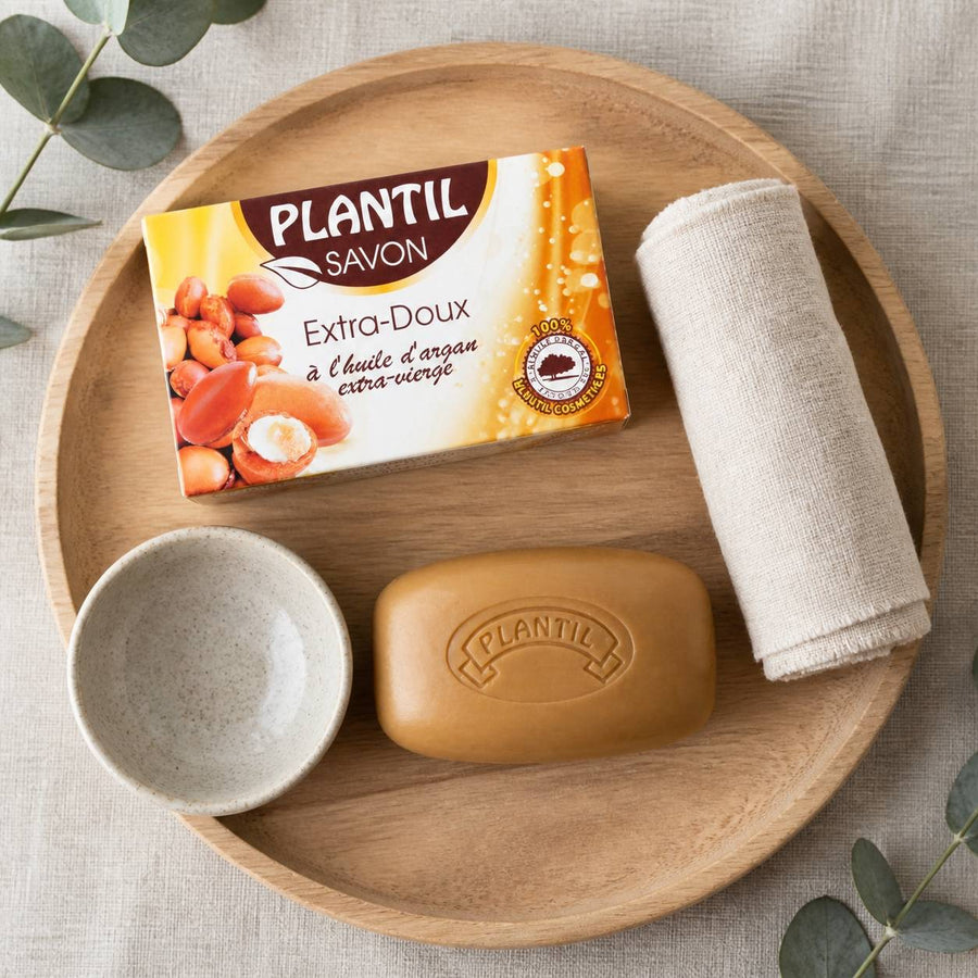 Savon à l’Argan Extra-Doux Plantil 80 g – rituel d'utilisation vu du dessus, ambiance naturelle zen