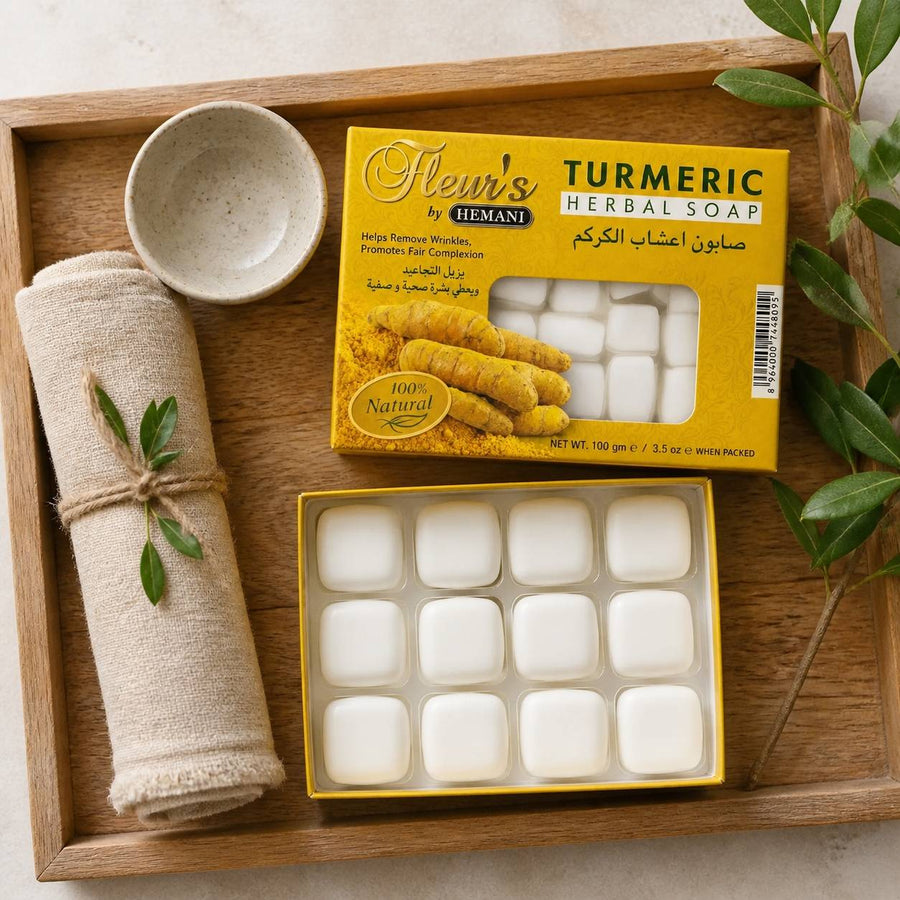 Savon au Curcuma Hemani - 100g – rituel d'utilisation vu du dessus, ambiance naturelle zen