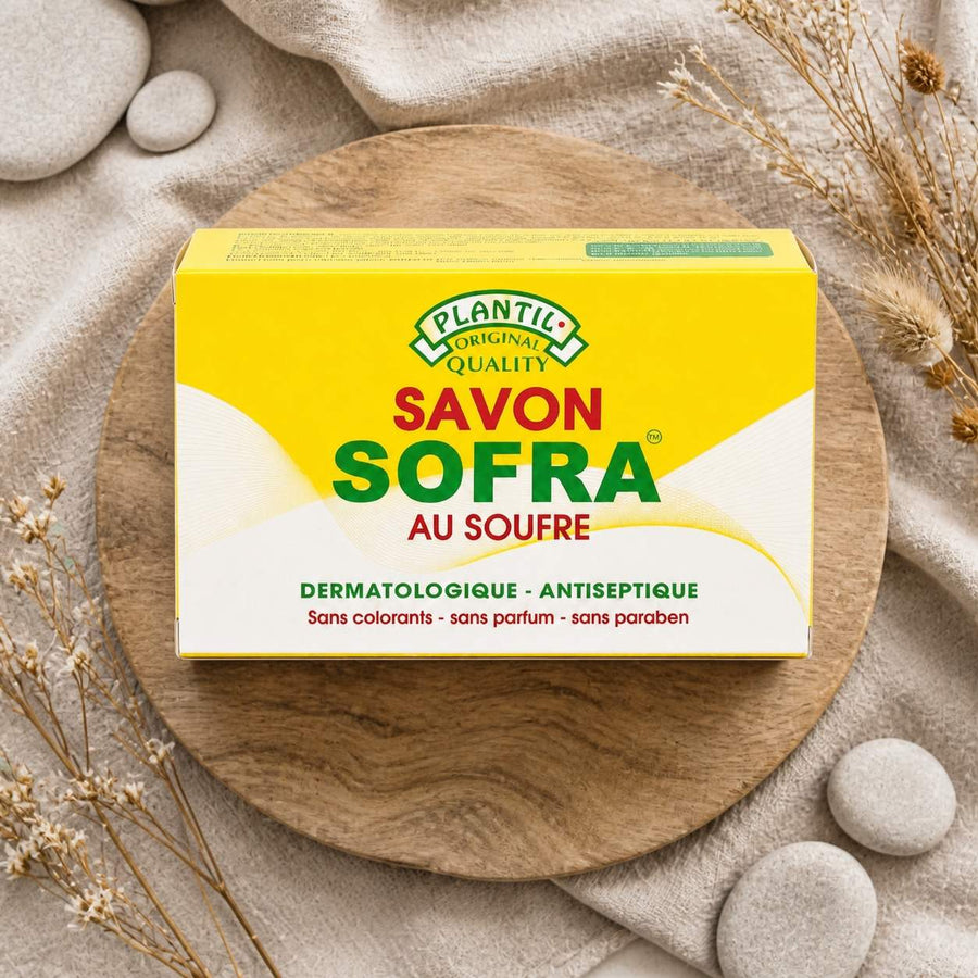 Lot de 2 – Savon Sofra au Soufre Anti-Acné (Peaux Grasses & Sensibles) | Sans Parfum, Sans Paraben, Sans Colorant – composition flat lay avec éléments naturels, vue du dessus