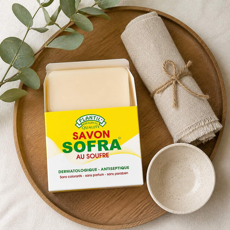 Lot de 2 – Savon Sofra au Soufre Anti-Acné (Peaux Grasses & Sensibles) | Sans Parfum, Sans Paraben, Sans Colorant – rituel d'utilisation vu du dessus, ambiance naturelle zen