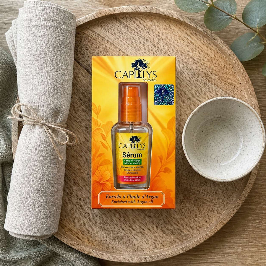 Serum à l'huile d'Argan Capilys 30ml – rituel d'utilisation vu du dessus, ambiance naturelle zen