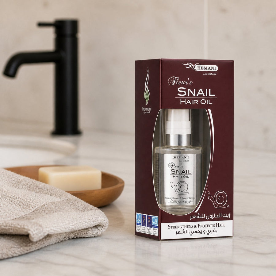 Huile capillaire à la bave d'escargot - Hemani 60mL – présentation du produit dans une salle de bain lumineuse et naturelle