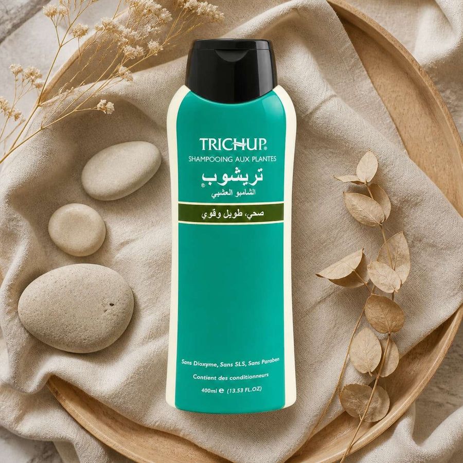 Shampoing Soin Indien Favorise la Pousse des cheveux Trichup 400ml – composition flat lay avec éléments naturels, vue du dessus