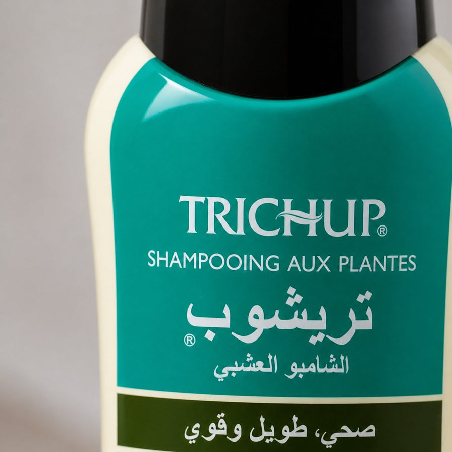 Shampoing Soin Indien Favorise la Pousse des cheveux Trichup 400ml – gros plan sur la texture et la matière