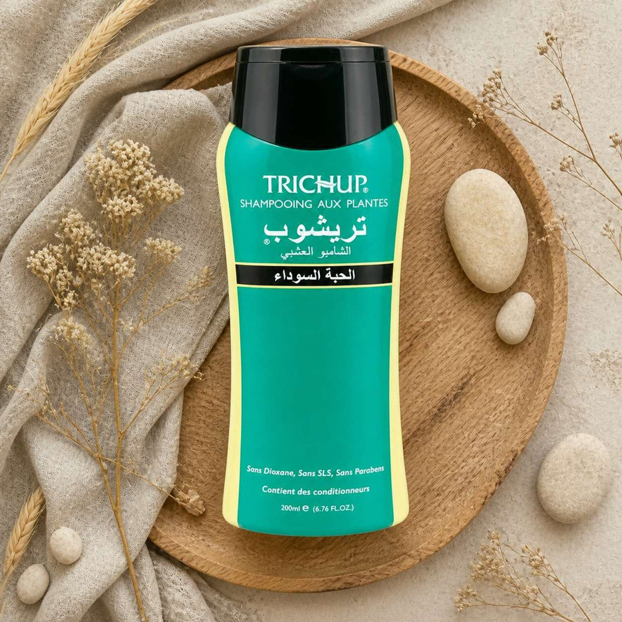 Shampoing Soin Indien à la Graine de Nigelle 200mL Trichup – composition flat lay avec éléments naturels, vue du dessus