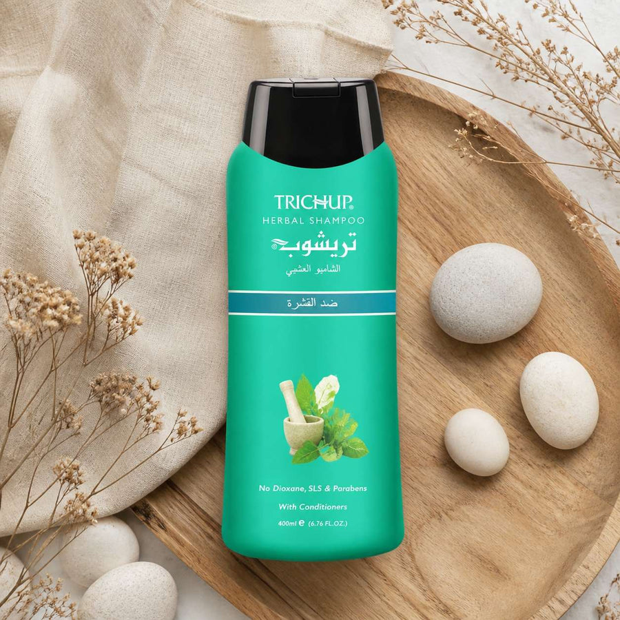 Shampoing Soin Indien Anti-pelliculaire Trichup - 400ml – composition flat lay avec éléments naturels, vue du dessus