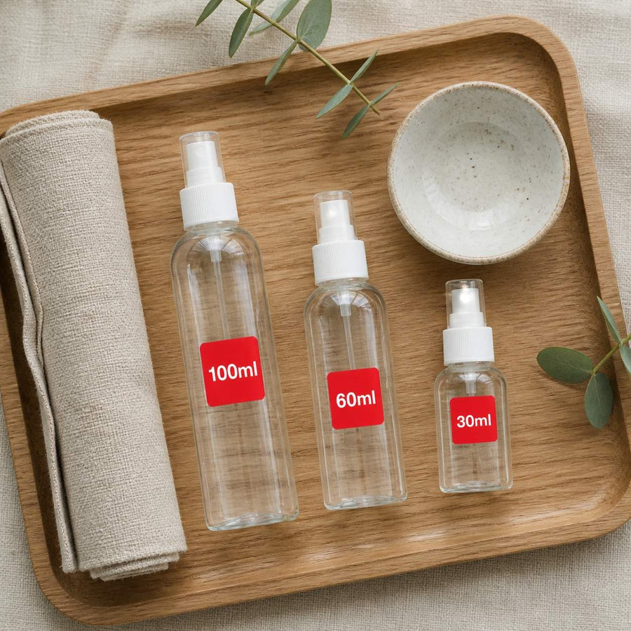 Vaporisateur 30mL + Vaporisateur 60mL + Vaporisateur 100mL – rituel d'utilisation vu du dessus, ambiance naturelle zen