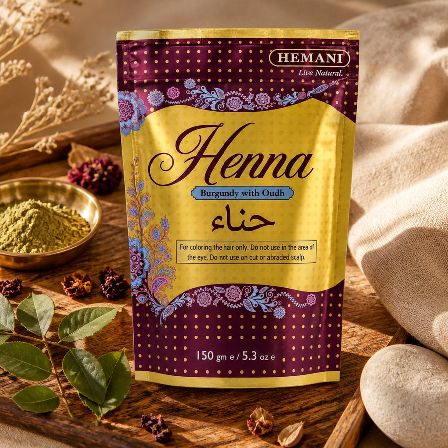 Poudre de Henné Burgundy Hemani - 150g - ambiance lifestyle éditoriale plateau noyer et lin, packaging d'origine préservé