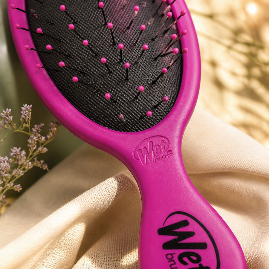 Wet Brush Baby Violet — gros plan texture poils souples et manche antidérapant